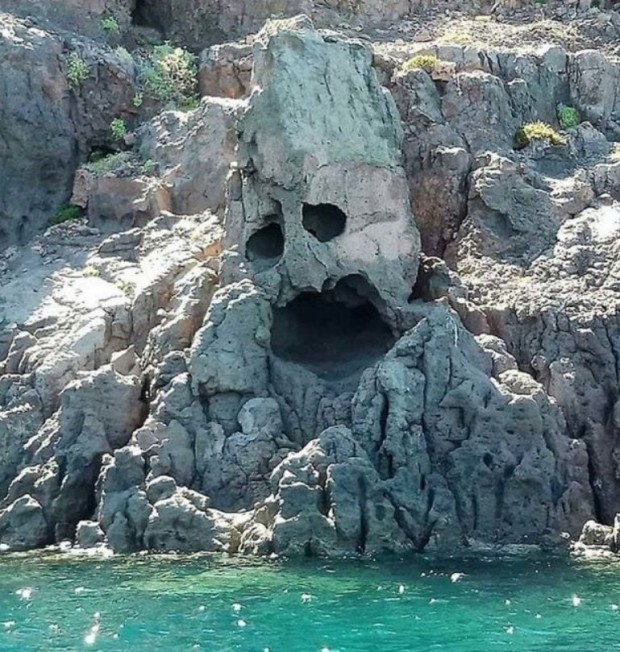 15- Just like clouds, rock formations can resemble all kinds of objects. In this case, these rocks look exactly like a sad face.