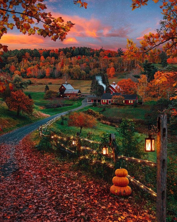 7. A wide variety of fall colors in Vermont, US